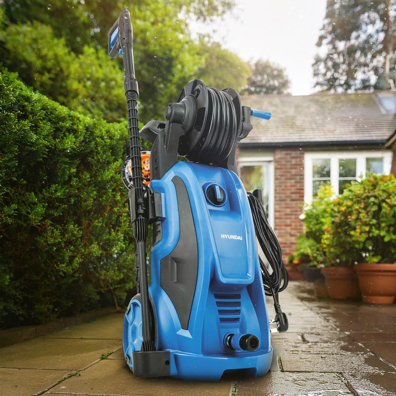 Hyundai 180Bar/ 2610psi Electric Pressure Washer, 8L/min, 2400W High-Performance Jet Wash with Hose & Attachments | HYW2400E